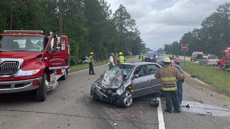 2 teens die in Mississippi car crash .